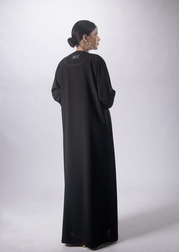 عباية "السمو" السوداء من "لاميه" – بتفاصيل هندسية...