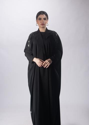 عباية سوداء ملكية من "لاميه" – بتصميم "رتبة الأناق...