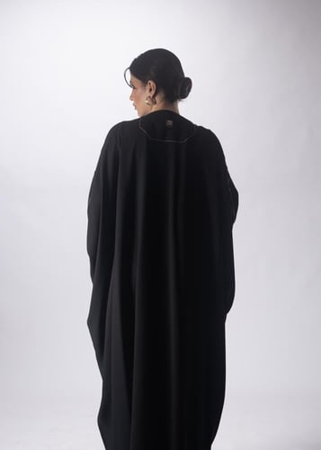 عباية سوداء ملكية من "لاميه" – بتصميم "نقوش الضياء...