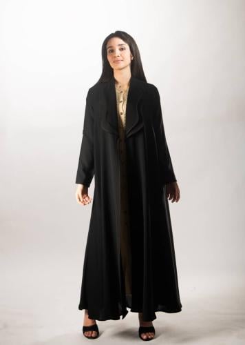 عباية سوداء من لاميه – قماش ياباني بتصميم "الياقة...