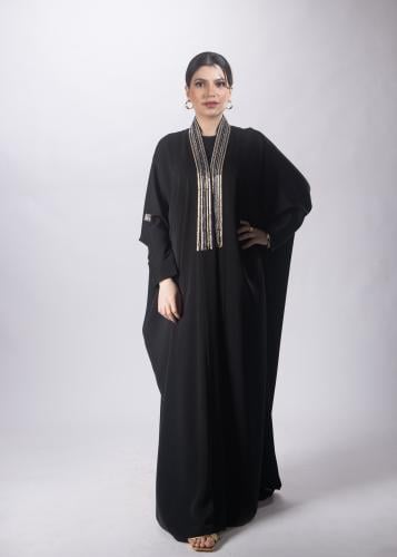عباية سوداء ملكية من "لاميه" – بتصميم "شلال الذهب...