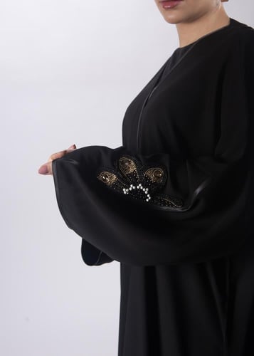 عباية "وسام" السوداء من "لاميه" – بقصة البشت وتفاص...