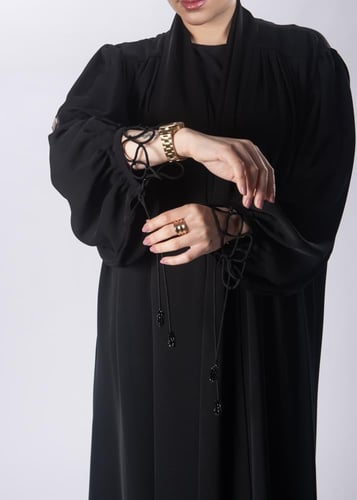 عباية سوداء أنيقة من "لاميه" – بتصميم "وشاح الهيبة...