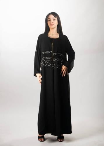 عباية سوداء ملكية من "لاميه" – بتصميم "رذاذ النجوم...