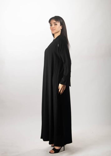 عباية سوداء ملكية من "لاميه" – بتصميم "الشك الجانب...