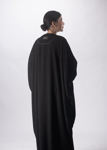 عباية "إرث" السوداء من "لاميه" – بقصة البشت وتفاصي...