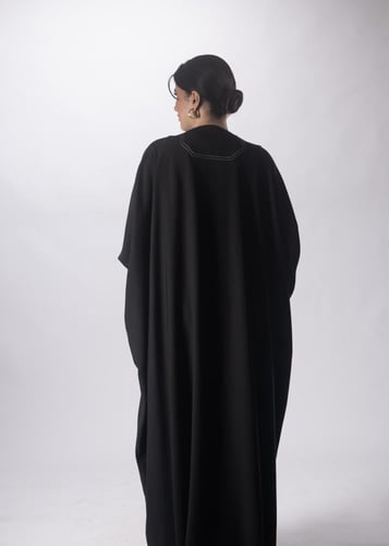 عباية "المجد" السوداء من "لاميه" – بتصميم القيطان...