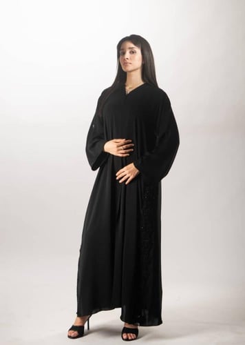 عباية سوداء بياقة هندسية من لاميه – قماش ياباني بت...