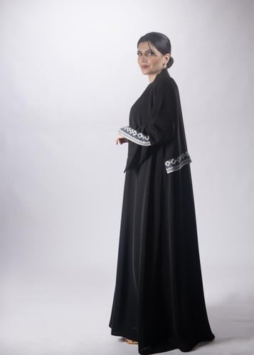عباية "بشت السمو" السوداء من "لاميه" – بتفاصيل هند...