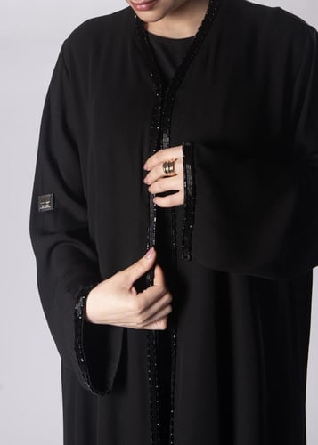 عباية "ليال" السوداء من "لاميه" – بتصميم "مجرّة ال...