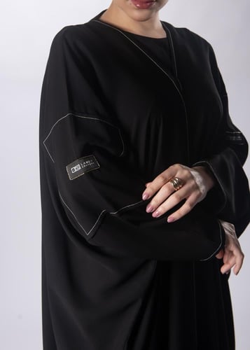 عباية سوداء ملكية من "لاميه" – بتصميم "نقوش الضياء...