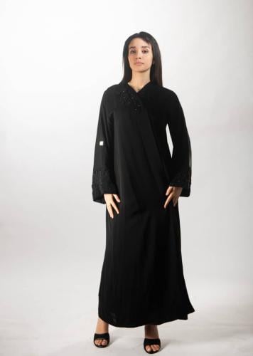 عباية سوداء ملكية من "لاميه" – بتصميم "الدرابيه ال...