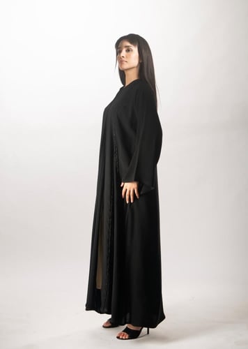 عباية سوداء فاخرة من لاميه – قماش ياباني بتطريز "ا...