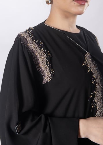 عباية سوداء ملكية من "لاميه" – بتصميم "وهج الذهب"...