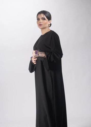 عباية "تاج النور" من "لاميه" – بتطريز ذهبي ملكي