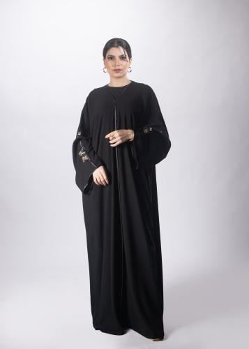 عباية "وسام" السوداء من "لاميه" – بقصة البشت وتفاص...