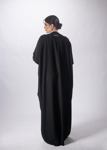 عباية سوداء ملكية من "لاميه"
