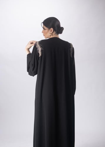 عباية سوداء ملكية من "لاميه" – بتصميم "وهج الذهب"...