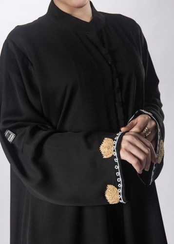 عباية "نقوش الشمس" من لاميه – بتصميم الياقة المرتف...