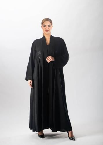 عباية سوداء ملكية بتطريز "قنديل البحر" اليدوي – قم...