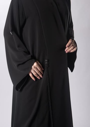 عباية "المجد" السوداء من "لاميه" – بتصميم القيطان...