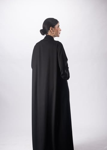 عباية "نقوش الشمس" من لاميه – بتصميم الياقة المرتف...