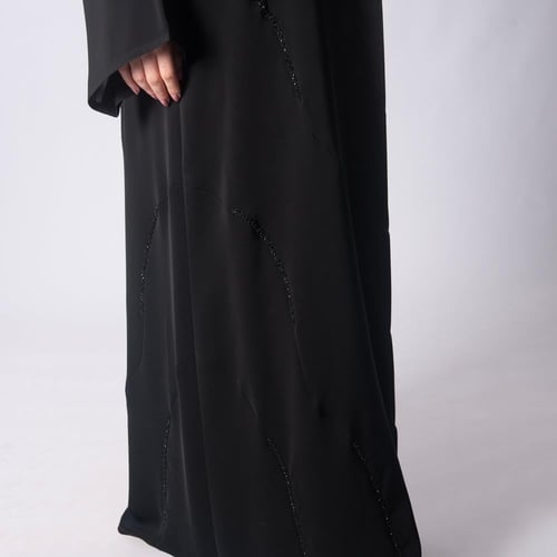 عباية سوداء فاخرة من "لاميه" – بتصميم "تموّج الليل...