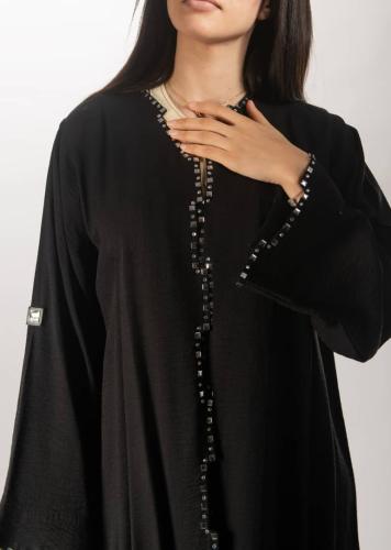 عباية سوداء ملكية من "لاميه" – بلمسات "المرآة الكر...