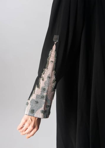 عباية سوداء فاخرة من لاميه – قماش ياباني بقصة "دبل...