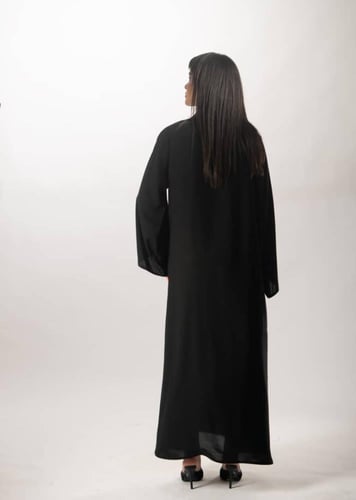 عباية سوداء ملكية من "لاميه" – بتفاصيل الدانتيل وا...