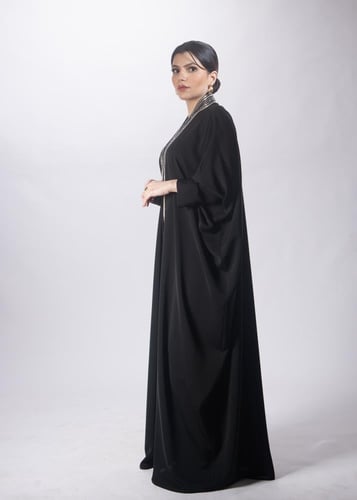 عباية سوداء ملكية من "لاميه" – بتصميم "شلال الذهب...