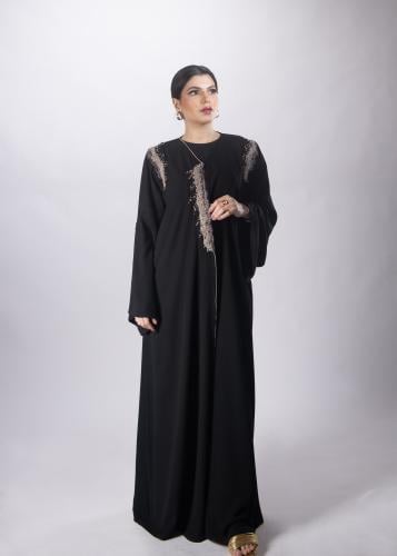 عباية سوداء ملكية من "لاميه" – بتصميم "وهج الذهب"...