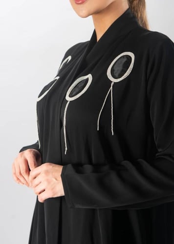 عباية سوداء فاخرة من لاميه – قماش ياباني بتطريز "ا...