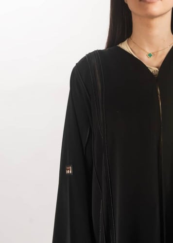 عباية سوداء ملكية من "لاميه" – بتصميم "الأعمدة الم...