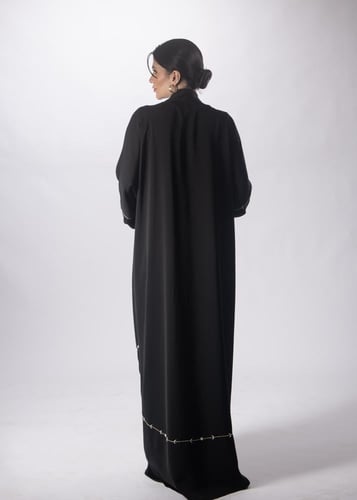 عباية "أصالة" من "لاميه" – بتطريز هندسي أزرق وقصة...