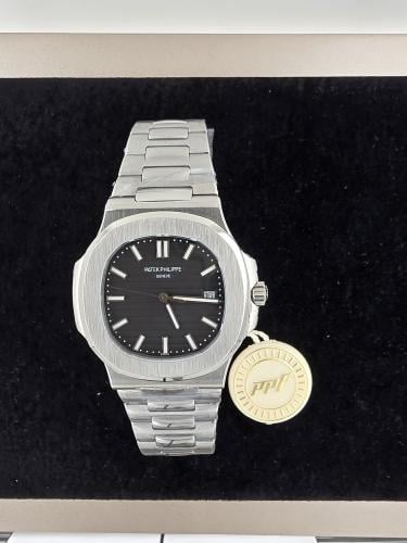 ساعة أنيقة بتصاميم كلاسيكية وعصرية