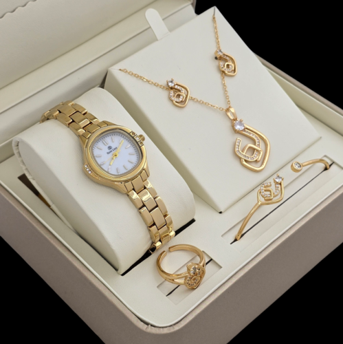 طقم أنثوي فاخر – تفاصيل تنبض بالأناقة والرقي