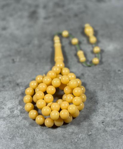 A sugar-colored prayer bead bracelet for ownership