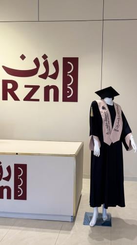 عباية تخرج مع وشاح وقبعة
