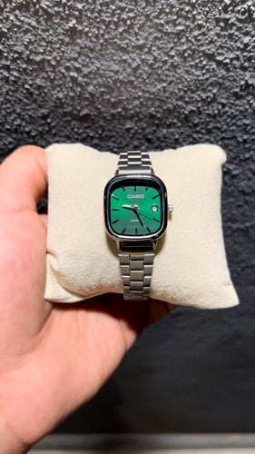 ساعة كاسيو نسائي ستيل فضي لون أخضر