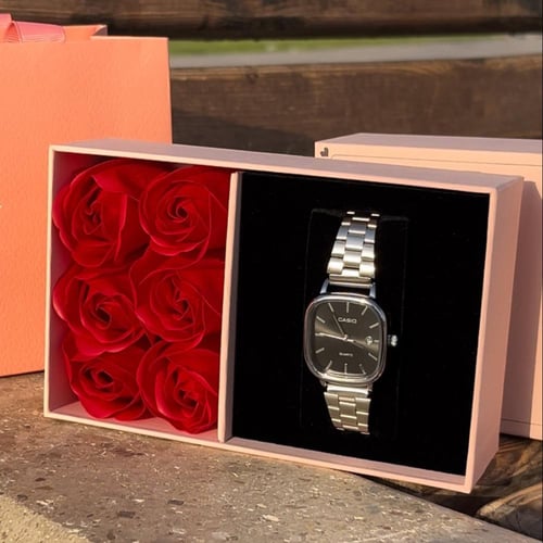 ساعة LTP نسائية سير فضي مينا أسود