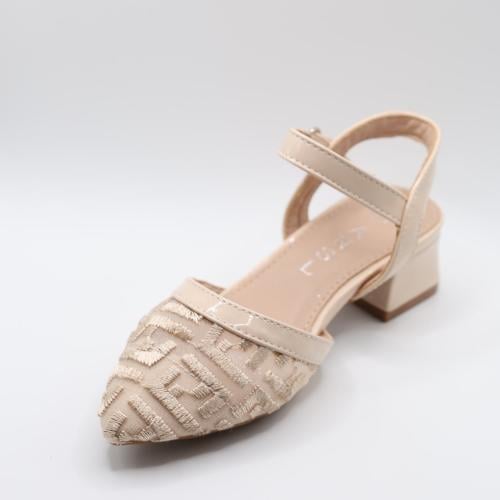 My daughters' heel is elegant