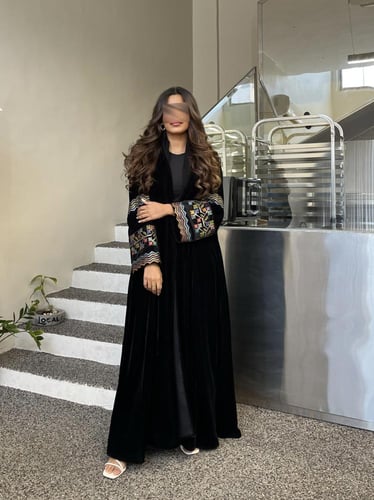 عباية خامه مخمل مع تطريز هندي بالأكمام