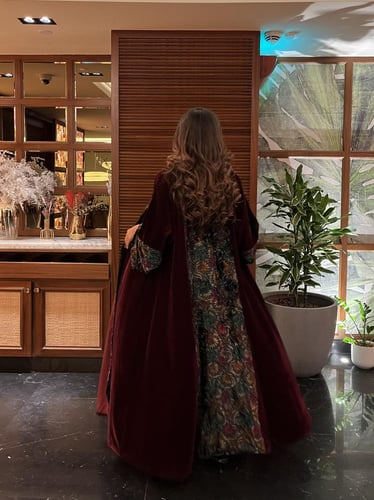 عباية عنابيه مع تدخيله مموها بلون اخضر غامق