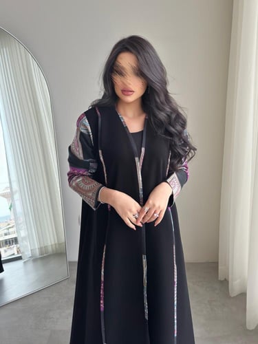 عباية بخامة كريب مع قماش جاكار بالأكمام