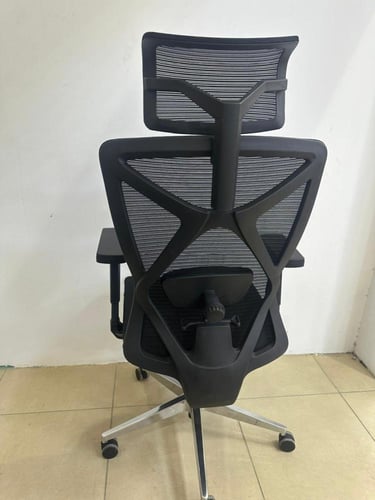 كرسي مكتبي بتصميم عملي بلون اسود