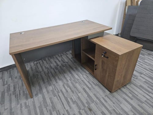 مكتب عمل خشبي أنيق وعصري مقاس 140 سم