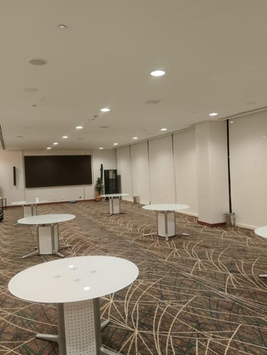 طاولة اجتماعات دائرية أنيقة بلمسة عصرية