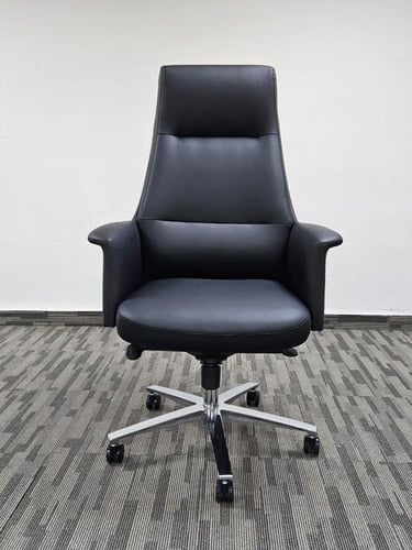 كرسي مكتبي بتصميم عملي بمقاسات مختلفه بلون أسود
