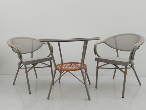 طاولة وكراسي خارجية أنيقة وعملية